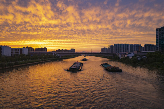 晚霞下的京杭大运河